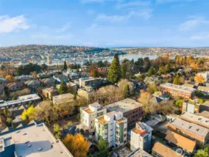 Relish the breathtaking waterfront views of Lake Union, nestled amidst the picturesque scenery of Seattle’s residential charm.