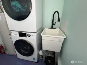 Great laundry sink with a high faucet, really convenient!