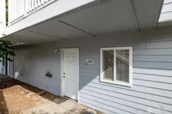 Ground floor, end unit with mature plans to enjoy in the spring and summer months!