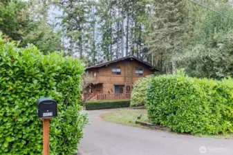 privacy hedge on the street--plenty of driveway parking, too.