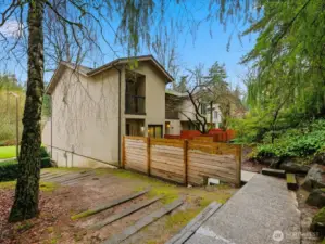 Secluded entrance with a quiet peaceful feel