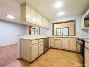 Kitchen with Convection Oven, 5 burner cook top and convection microwave.
