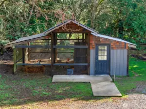 Concrete floor in roosting area  Lights and power