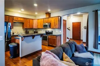 LOVELY KITCHEN OVERLOOKS LIVING ROOM