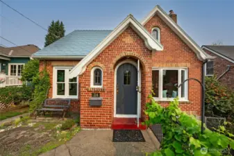 well maintained with metal tile roof,
