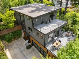 2 large western facing decks with views of Lake Washington, mountains and Seattle