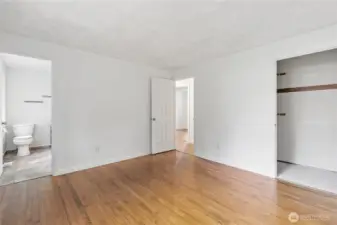 Primary bedroom with ensuite & walk-in closet