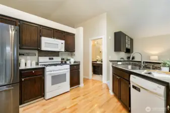 Island kitchen w/ gas range is open to family room