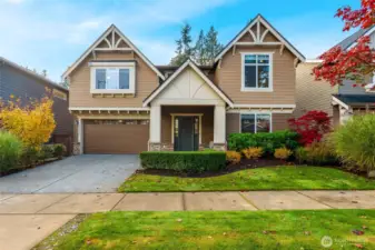 Beautiful Craftsman-style exterior with fresh landscaping and welcoming curb appeal. The covered front entry and classic trim details make this Lynnwood home stand out. Located on a quiet dead-end street, it’s just a short walk to Meadowdale Neighborhood Park and local schools