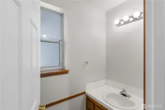 Lower level 1/2 bath.