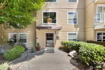 C Building main entrance with 0 stairs to unit.