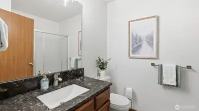 Hall Bathroom w/ Tub/Shower Combination