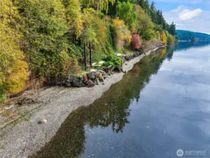 This shows the 15' of bulkheaded width of the medium bank waterfront flag lot included with the sale of Lot A. (it shows up as Tax Parcel #117 on the maps but cannot be sold separately.)