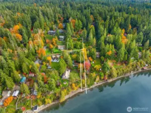 From this aerial view you can see where the 15' flag lot to the beach ends in a charming bulkheaded picnic area.