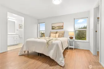 Owner's suite just off kitchen w/ensuite bath & walk-in closet