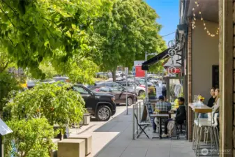 Street-side dining in downtown Winslow.