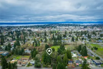 A 10-15 min walk to White Center and all retail, a 10 min drive to Puget Sound and 8 miles in either direction to downtown Seattle or Sea-Tac Airport.