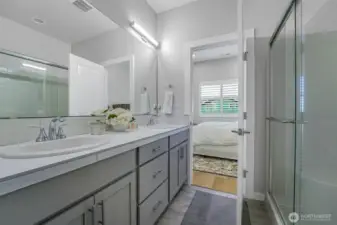 Spacious ensuite in bedroom