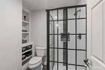 Bathroom (upstairs)
