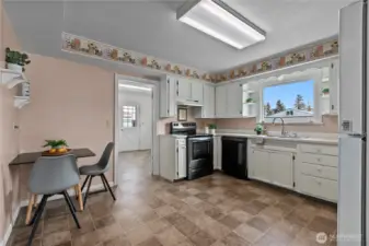 Large kitchen with breakfast nook