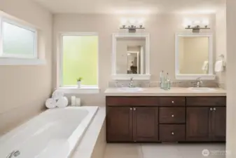 5-piece en-suite primary bathroom w/ walk-in closet