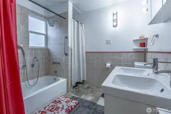 Primary bedroom bathroom.