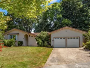 The first thing you notice about this amazing RAMBLER is the abundant, colorful front yard.
