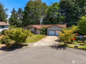 I large driveway offers plenty of extra parking and street parking is available too.