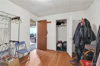 Central large room with closet