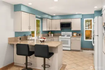 Kitchen with quartz & gas range. Huge pantry and coffee bar area too.