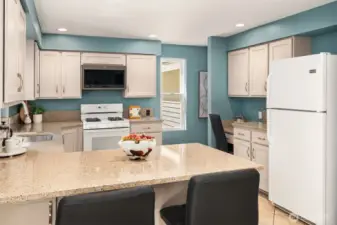 Kitchen - all appliances stay!