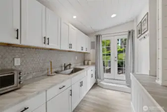 Lower level Mother-In-Law unit - pretty Kitchen and separate entrance. (Also accessible from lower level.)
