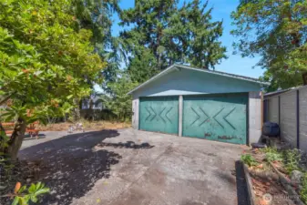 Detached Garage with extra space for woodworking ect!