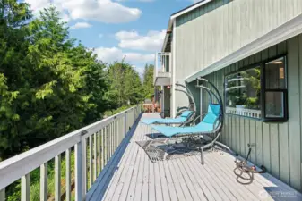 Expansive full lenth deck