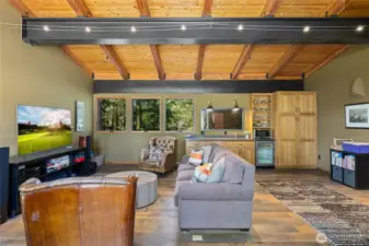 Welcome in to the guest house. 1134 sqft| 1 bedroom| 1 bathroom| loft| kitchenette.