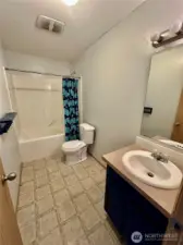 Upper floor hall full bath.