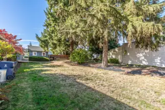 Level lot in Lincoln District.
