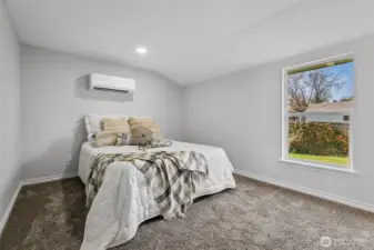 Primary w/ Ensuite & Walk in Closet