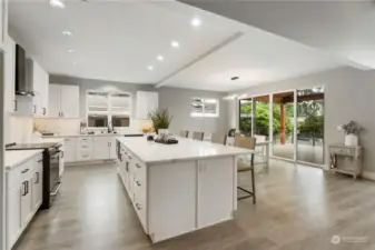 Spectacular spacious kitchen with glasswasher and pot filler