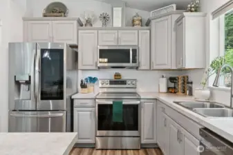 And this kitchen with Smart Appliances is definitely a today's must have!