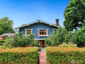 Welcome home to a friendly, walkably neighborhood with great bay views and near WWU as well.