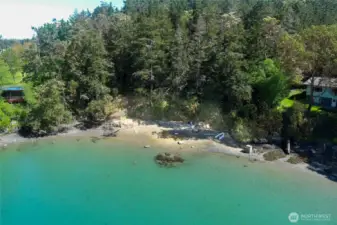 Nearby private community beach. Launch your kayak or canoe to explore nearby Snug Harbor.