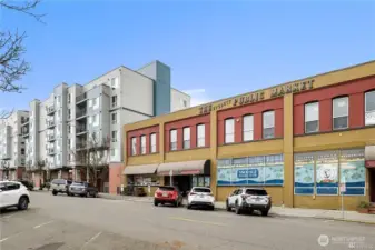 Great Restaurant and grocer downstairs for fresh eats steps away