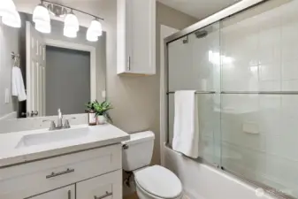 Shared Full Bathroom – One of the home’s full bathrooms, conveniently located for guests and nearby bedrooms.