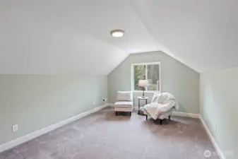 Upper Floor Bedroom/Bonus Room 2 – A second upper-level room providing additional versatility for guests, work, or hobbies.