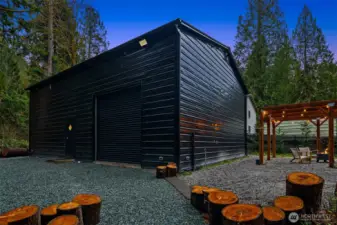 Accessory building: "The Lounge"