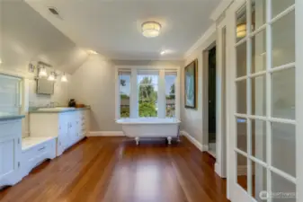 Upstairs bath with soaking tub & separate tiled shower