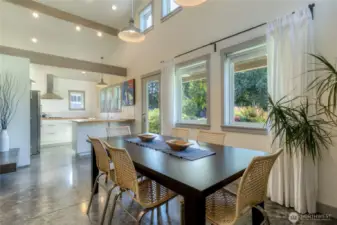 "The Barn" short term rental Dining & Kitchen area