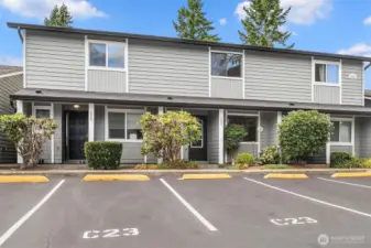 Only 3 units per building at the Hilltop Community - so close to downtown Bothell, Woodinville and easy 405 access. This complex is FHA approved and has no rental CAP, although a high homeowner occupancy!