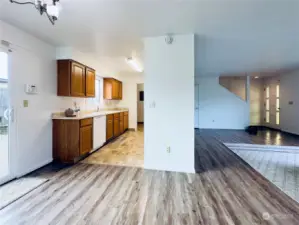 Dining area looking into kitchen, 898 Mill St, Kelso WA